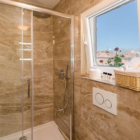 Agava Lux Rooms&pool 4* スプリト