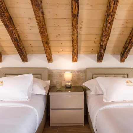 Agava Lux Rooms&pool 招待所